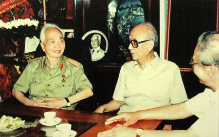 Giáo sư - Anh hùng Lao động, Nhà văn hóa Vũ Khiêu đến thăm và chúc sức khỏe Đại tướng tại nhà riêng năm 2001