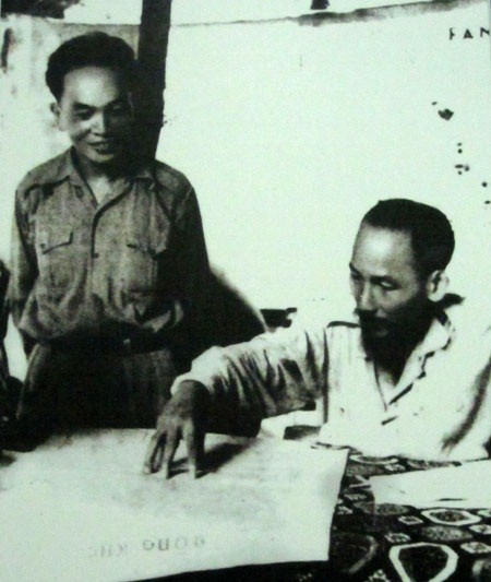 Chủ tịch Hồ Chí Minh và Đại tướng Tổng tư lệnh Võ Nguyên Giáp tại Sở Chỉ huy Chiến dịch Biên Giới (1950).