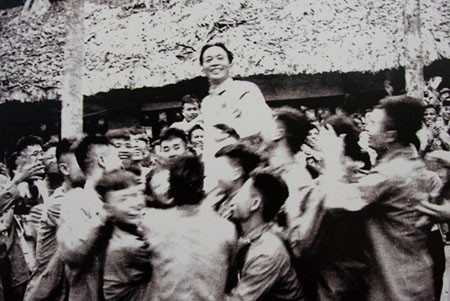 Các chiến sĩ thi đua trong Chiến dịch Điện Biên Phủ vui mừng công kênh Đại tướng Tổng tư lệnh Võ Nguyên Giáp tại lễ mừng công (ngày 13/5/1954)