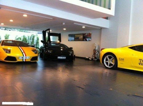 2 chiếc Lamborghini Murcielago và Ferrari 458 italia màu vàng trong gara của Cường Đô La.