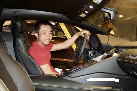Cường Đô La cười tươi bên trong Lamborghini Aventador màu vàng đầu tiên về Việt Nam.