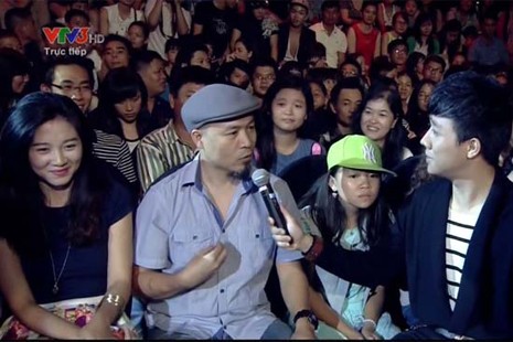 Nhạc sĩ Huy Tuấn và người vợ sau (ngồi bên tay phải của nhạc sĩ) xinh như hotgirl lần đầu lộ diện