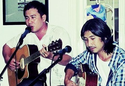 Nhạc sĩ Đức Tiến (trái) và nhạc sĩ Trần Huân.