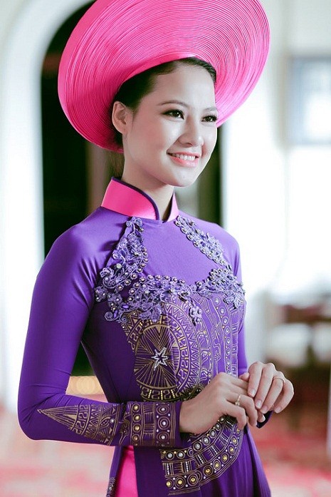 Trần Thị Quỳnh xuất hiện với chiếc áo dài tím của NTK Nhật Dũng với họa tiết là hình ảnh biểu tượng của Đại hội - chim hạc và trống đồng tới dự sự kiện.