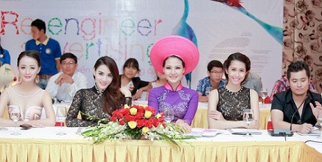 Ngoài Hoa hậu thể thao, trong buổi họp báo này còn có người mẫu Trang Nhung (bên trái).