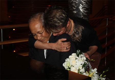 Đàm Vĩnh Hưng ôm chầm nhạc sĩ Nguyễn Ánh 9 và khóc trên vai ông khi vừa đến nơi.