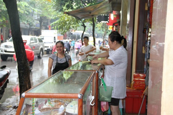 Trong khi đó, trên phố Thụy Khuê, nhiều cửa hàng bánh trung thu khác khách vẫn vắng tanh, đối lập với các cửa hàng bánh Bảo Phương, Tuấn Anh, Đức Hiền "đông nghịt" người.