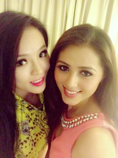 Lại Phương Thảo chụp ảnh cùng Hoa hậu Malaysia, người bạn cùng phòng tại Miss World 2013.