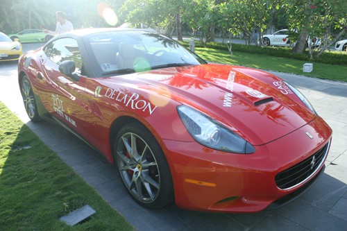 Hình ảnh cận cảnh siêu xe Ferrari California của chồng siêu mẫu Ngọc Thạch.