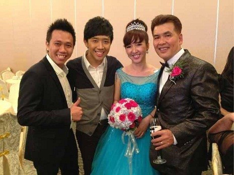 MC Trấn Thành đến chúc mừng đàn anh trong ngày cưới.