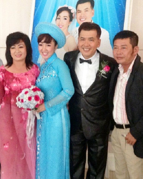 MC Bích Lan (con gái nhạc sĩ Bắc Sơn) và Tấn Beo chúc mừng Hữu Nghĩa.