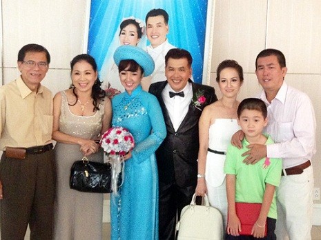 Gia đình NSƯT Kim Xuân và nghệ sĩ hài Nhật Cường đến chúc mừng vợ chồng Hữu Nghĩa