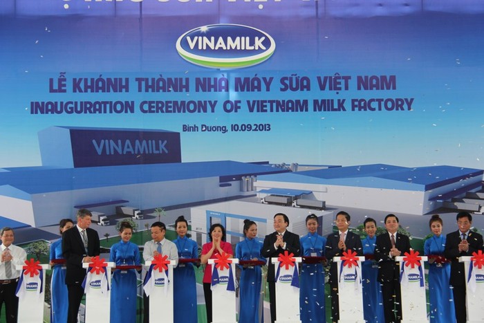 Các đại biểu cắt băng khánh thành Nhà máy sữa Việt Nam.