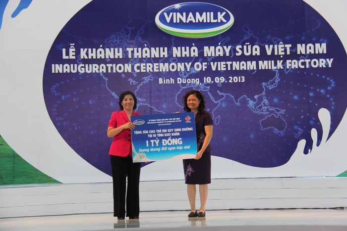Bà Mai Kiều Liên, Tổng giám đốc Vinamilk (bên trái) tặng sữa cho trẻ em suy dinh dưỡng.