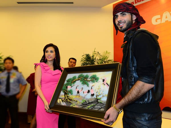 Bức tranh Hoa hậu Phu nhân Thu Hoài tặng 'trai đẹp' Omar được đấu giá 30 triệu