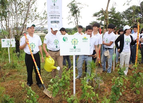 Đại biểu và các em sinh viên Đại học Đà Lạt cùng tham gia trồng cây trong chương trình “Quỹ 1 triệu cây xanh cho Việt Nam”.