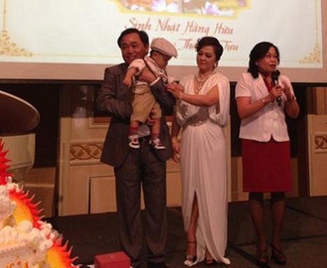 Tối ngày 21/9, vợ chồng ông Huỳnh Uy Dũng - Chủ tịch HĐQT Công ty cổ phần Du lịch Đại Nam đã tổ chức lễ sinh nhật cho đứa con tròn 1 tuổi.