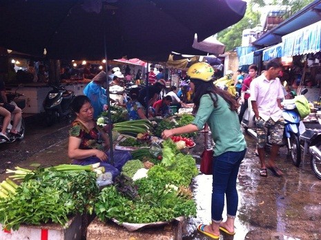 Giá thực phẩm tại các chợ trên địa bàn Hà Nội vẫn giữ ở mức cao.