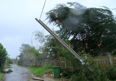 Cột điện, cây đổ... cũng khiến điện lưới ở nhiều khu vực bị cắt. Ảnh: Nguyễn Đông.