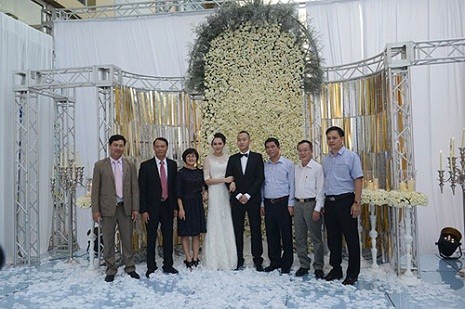 Bố chồng Ngọc Thạch trong đám cưới (Thứ hai từ trái qua)