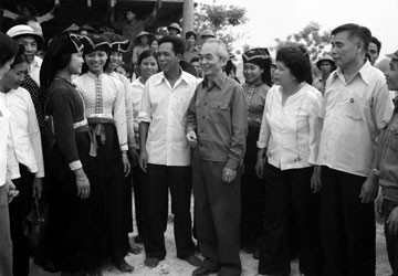 Đại tướng Võ Nguyên Giáp gặp gỡ bà con xã Thanh Xương trong chuyến lên thăm Điện Biên Phủ nhân kỷ niệm 30 năm chiến thắng Điện Biên (7-5-1954 _ 7-5-1984). Ảnh: TTXVN