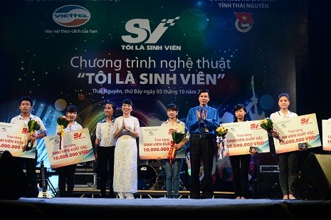 Tiếp đó, đại diện Viettel Telecom và tỉnh đoàn Thái Nguyên trao học bổng trị giá 10 triệu đồng/người cho 10 sinh viên nghèo vượt khó, học giỏi.