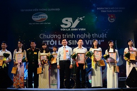 Trong buổi lễ, đại diện Trung ương đoàn và ông Lê Duy Hòa – Phó giám đốc Viettel Thái Nguyên trao phần thưởng vinh danh 20 gương mặt “Sinh viên 5 tốt” của tỉnh nhà.
