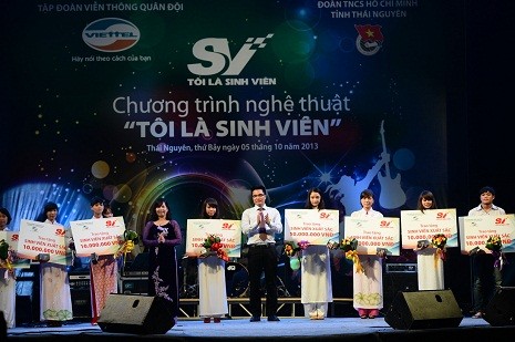 Phó chủ tịch tỉnh Thái Nguyên và đại diện Viettel trao học bổng trị giá 10 triệu đồng/người cho 10 tân sinh viên là thủ khoa xuất sắc.
