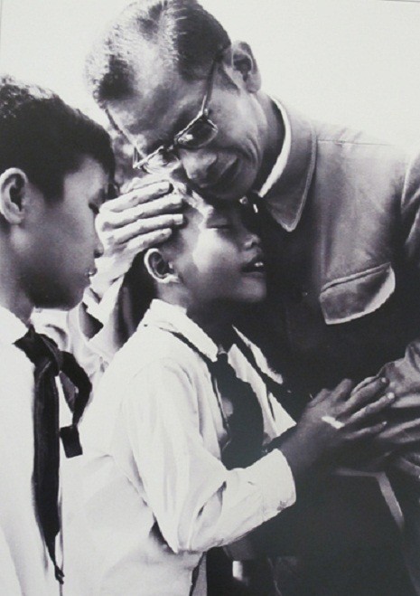 Bác sĩ Trần Duy Hưng an ủi một cháu bé trong lễ tang Chủ tịch Hồ Chí Minh.