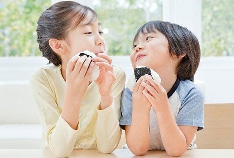 Chất đường có trong đồ ngọt sẽ khiến vi khuẩn trong miệng trẻ sinh sôi phát triển.