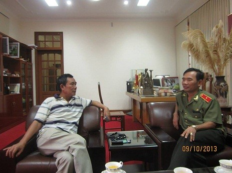 Thiếu tướng Từ Hồng Sơn, giám đốc công an tỉnh Quảng Bình trao đổi về công tác bảo đảm an ninh trong ngày quốc tang Đại tướng.