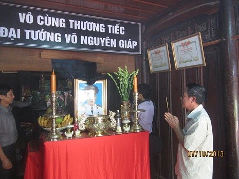 Nhà văn Nguyễn Quang Vinh tới thắp hương cho Đại tướng tại quê nhà của Người ở Lệ Thủy, Quảng Bình.