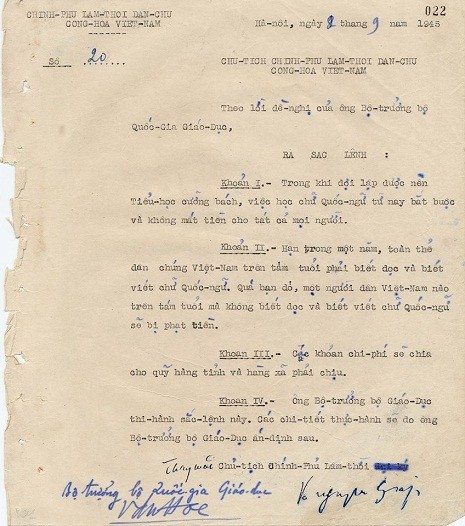 Sắc lệnh về học chữ quốc ngữ bắt buộc và không mất tiền cho tất cả mọi người được Đại tướng Võ Nguyên Giáp ký vào ngày 08/09/1945, sáu ngày sau ngày tuyên bố Việt Nam độc lập.