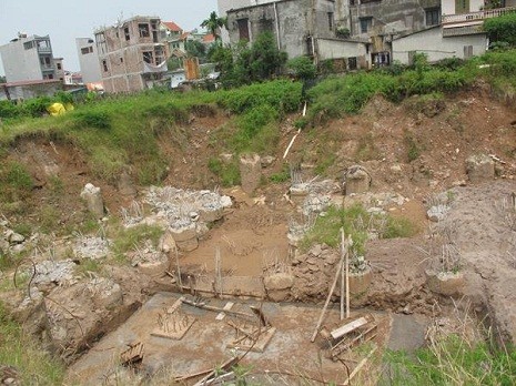 Một khoảng đất trống trơ cọc tại mặt bằng của Dự án Chung cư Binh đoàn 12 (ảnh chụp tháng 12/2012)