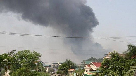 Cột khói bốc lên từ vụ nổ tại kho pháo hoa Z4 - Thanh Ba, Phú Thọ.