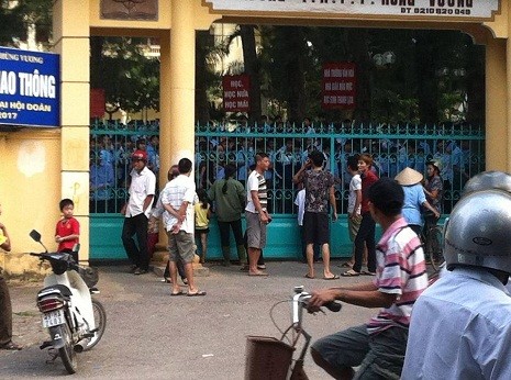 Học sinh trường THPT Hùng Vương hoản loạn sau những tiếng nổ.