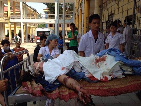 Những người bị thương nhanh chóng được đưa tới bênh viện đa khoa Thị xã Phú Thọ.
