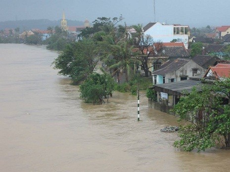 Hàng nghìn ngôi nhà ngập chìm trong nước lũ.