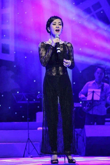 Tối 19/10/2011, trong chương trình ca nhạc Giọt sương thu, Bống Hồng Nhung diện 1 chiếc áo dài cách điệu với chất liệu ren trong suốt.