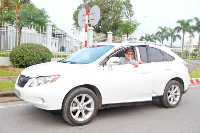 Chiếc xe Lexus 350 màu trắng sữa, quà Long Nhật nhận được từ bạn trai Việt kiều.
