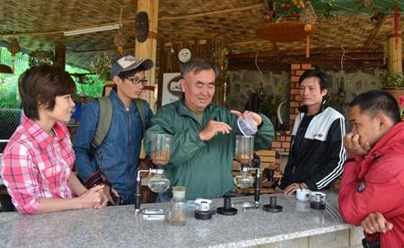 Ông Nguyễn Quốc Minh chủ trang trại pha chế cà phê chồn mời du khách.