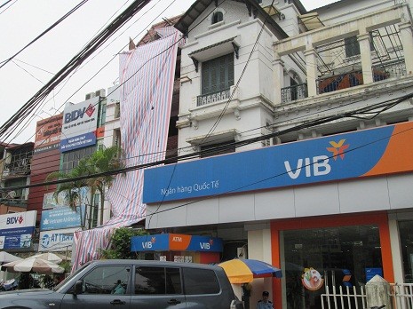 Đào Tấn (quận Ba Đình, HN) là một trong những con phố "kim tiền" nổ tiếng ở Hà Nội. Kéo dài chưa đến 1km, có tới 9 ngân hàng được đặt chi nhánh tại đây.