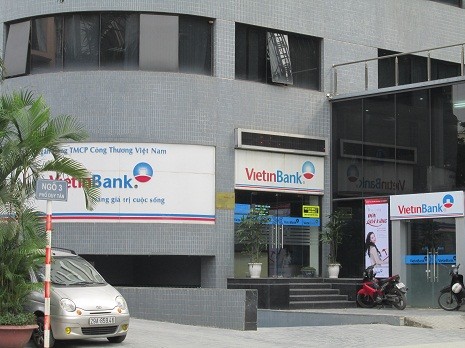 Cũng trên phố Duy Tân xuất hiện tới 8 ngân hàng lớn nhỏ như: ngân hàng BIDV, Agribank, GP Bank, ngân hàng Vietinbank, ngân hàng TM CP Sài Gòn Công thương...