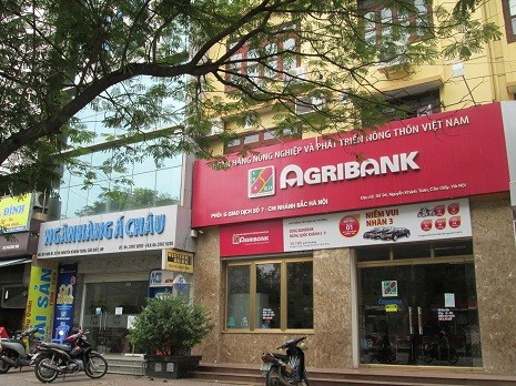 Dọc phố Nguyễn Khánh Toàn (quận Ba Đình, HN) cũng quy tụ tới 14 ngân hàng.