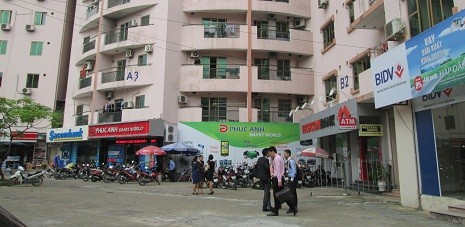 Đường Trần Đăng Ninh (quận Cầy Giấy, HN) cũng có tới 6 ngân hàng trên đoạn đường chưa tới 1 km. Đó là ngân hàng BIDV, Techcombank, Vietcombank, Vietcombank, Agribank, AB Bank.