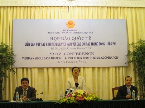 Thứ trưởng Ngoại giao Nguyễn Phương Nga phát biểu trong buổi họp báo.