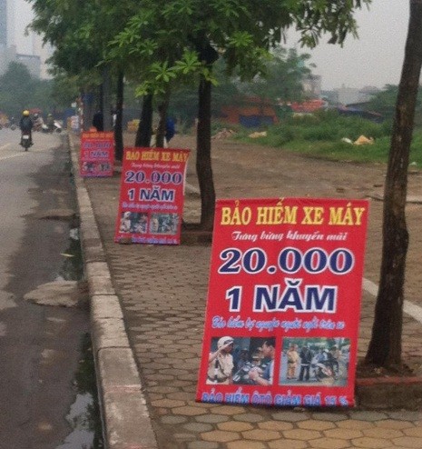 Những điểm bán bảo hiểm xe máy di động trên đường Lê Đức Thọ (Từ Liêm, HN).