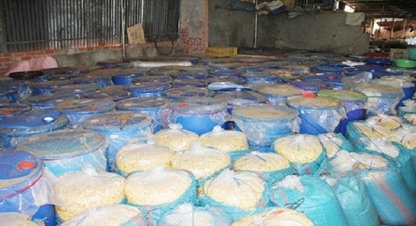 Gần 100 tấn măng chua trên địa bàn Tây Ninh được phát hiện có sử dụng a xít oxalic, một loại hóa chất dùng để tẩy rửa hoặc chống gỉ sét, cấm dùng trong sản xuất, chế biến thực phẩm.