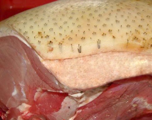 Thịt lợn mán có lông da 3 lỗ là đặc điểm nổi bật khiến người tiêu dùng dễ bị đánh lừa.