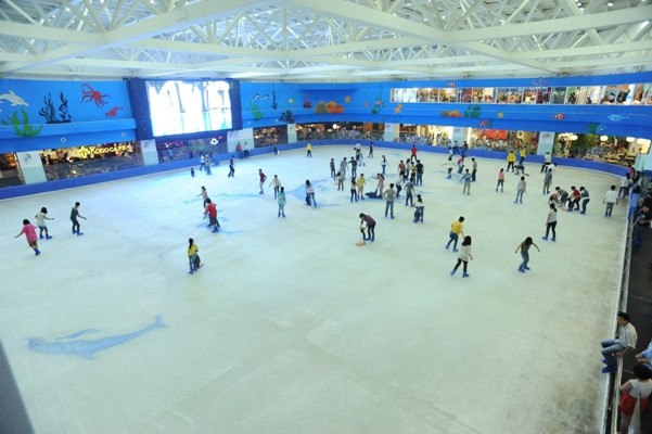 Sân băng tự nhiên trong nhà lớn nhất Việt Nam Vinpearl Ice Rink Royal City rộng 3.000m2.